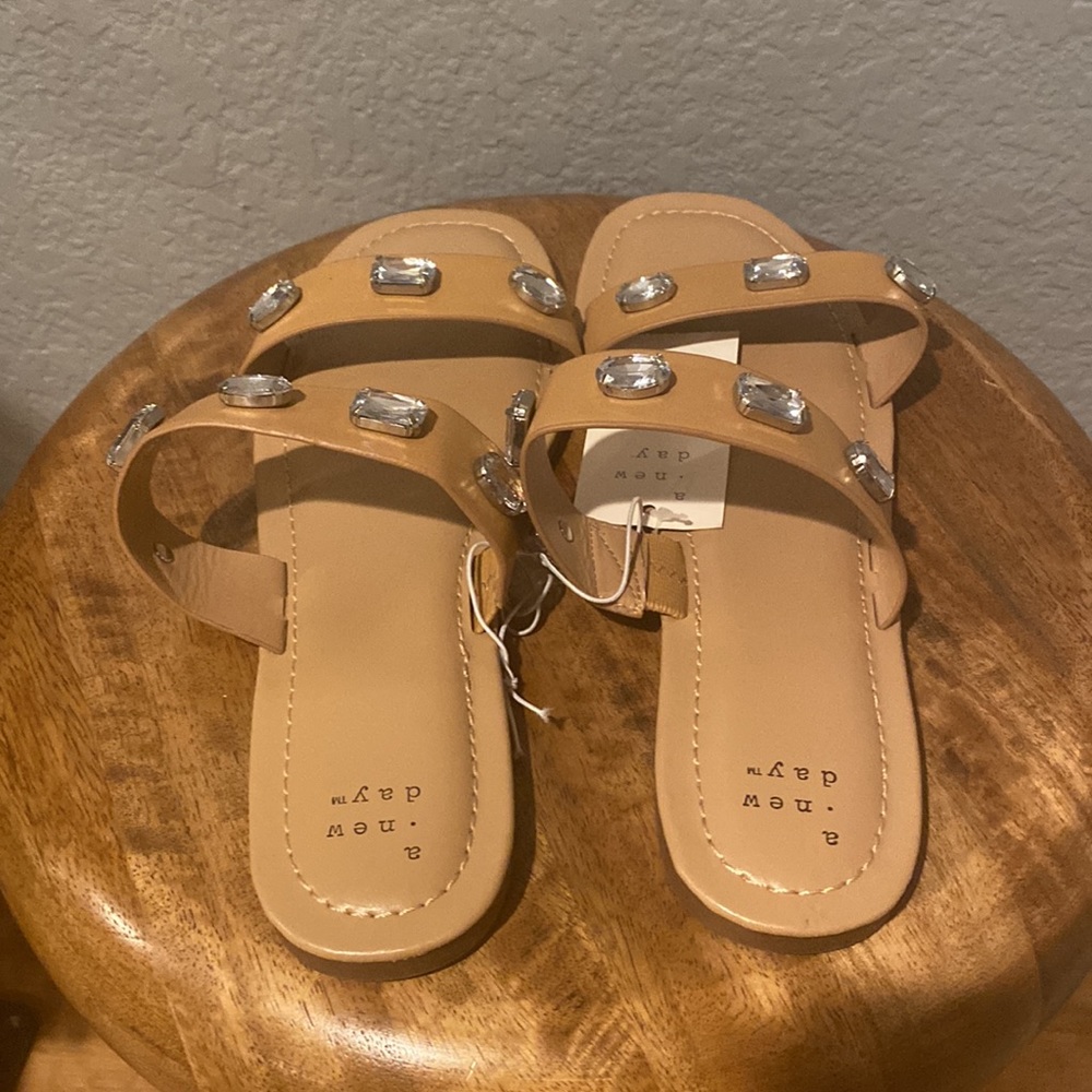 Bejeweled Bling tan sandals NEW - Picture 4 of 7